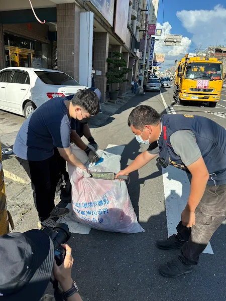 ▲清潔隊動用「金屬探測器」檢查垃圾是否確實分類。（彰化縣環保局提供）