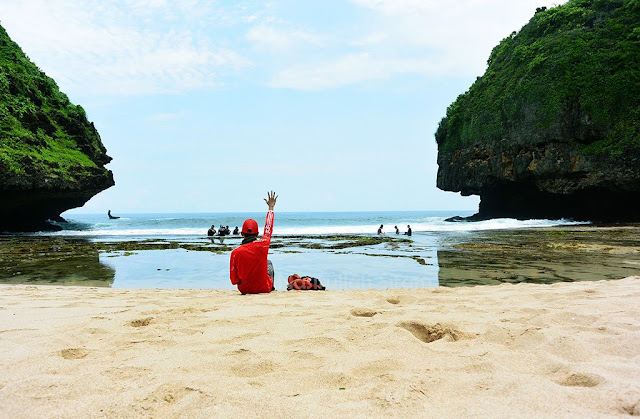 Halo pantai Greweng; pakai jersey Liverpool merah lagi