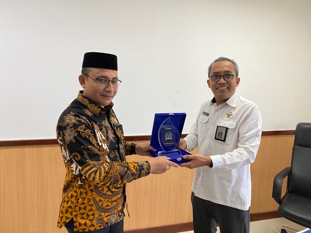Serah terima piagam dari Ketua BPK RI Aceh kepada H Sudirman, (19/10).