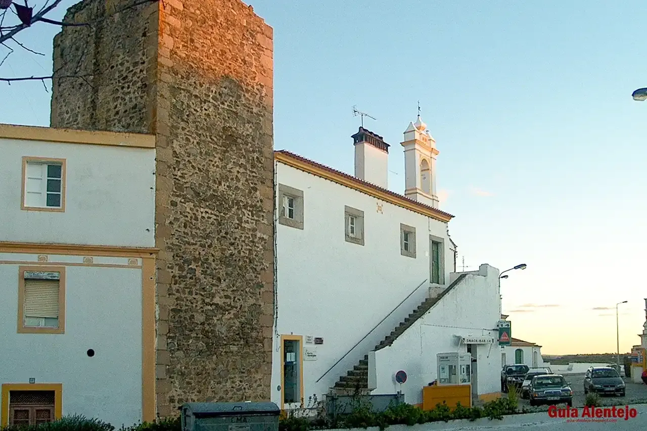 Torre-medieval-do-castelo-de-Arronches-com-o-guia-alentejo