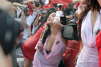 Sensasi Hot Foto Model Cantik Car Wash Angels - Ada Yang Asik
