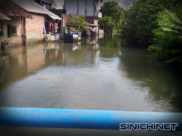 Jalan Kolonel Sugiono Waru Semakin Tenggelam, Hujan Deras Menyebabkan Beberapa Daerah Di Waru Banjir, bencana, foto jalan banjir, Kali Buntung Meluap, Waru dan Taman Kebanjiran