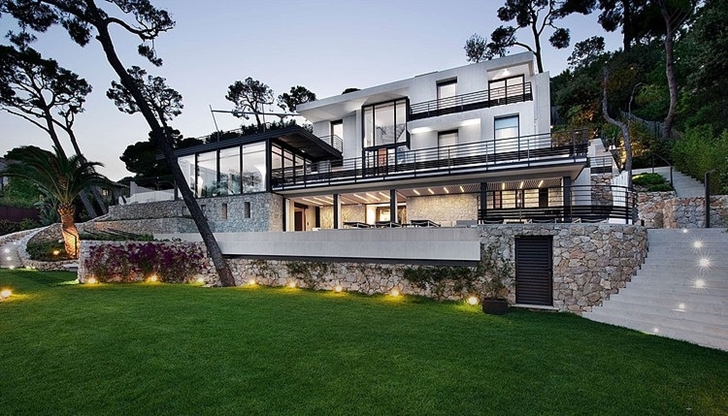 Modern Bayview Villa In French Riviera from the backyard 