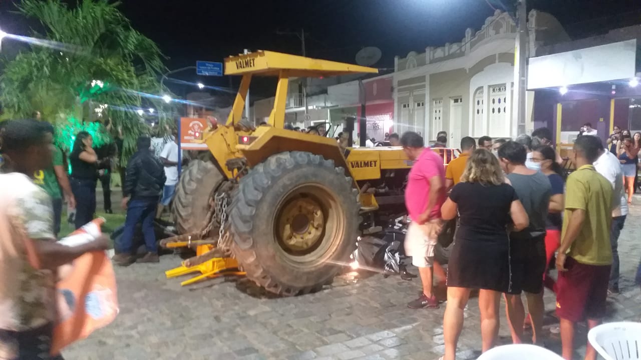 Miguel Calmon; condutor perde controle da direção de trator e atropela motociclistas na praça Lauro de Freitas