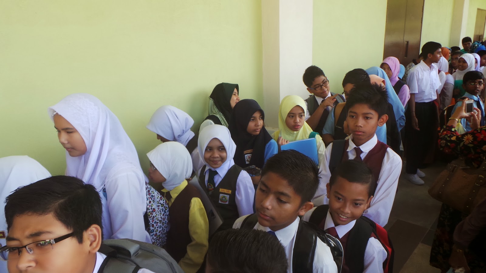 Cikgu azhar: GELAGAT DAN TELATAH IBU BAPA DI MRSM PARIT 