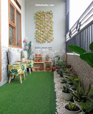 Ruang Tamu Taman semi outdoor dipadukan dengan rumput sintetis