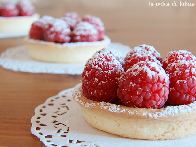 Tartaletas de chocolate y caramelo con frambuesas