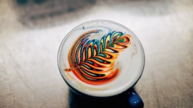 Barista leva as cores do Arco Íris para belas bebidas de café com leite