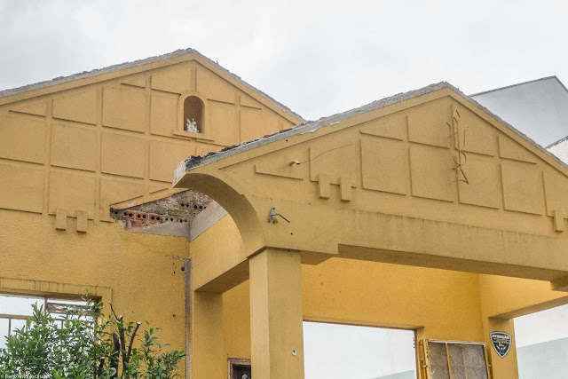 A fachada de uma casa em demolição - detalhe