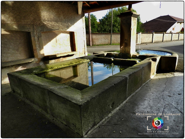 BOUXURULLES (88) - Lavoir et Fontaine de Bozon (XIXe siècle)