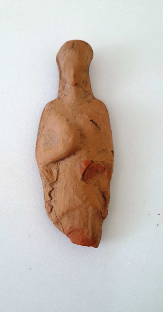 Πήλινο ειδώλιο γυναικείας μορφής από το κτήριο της αρχαϊκής εποχής.