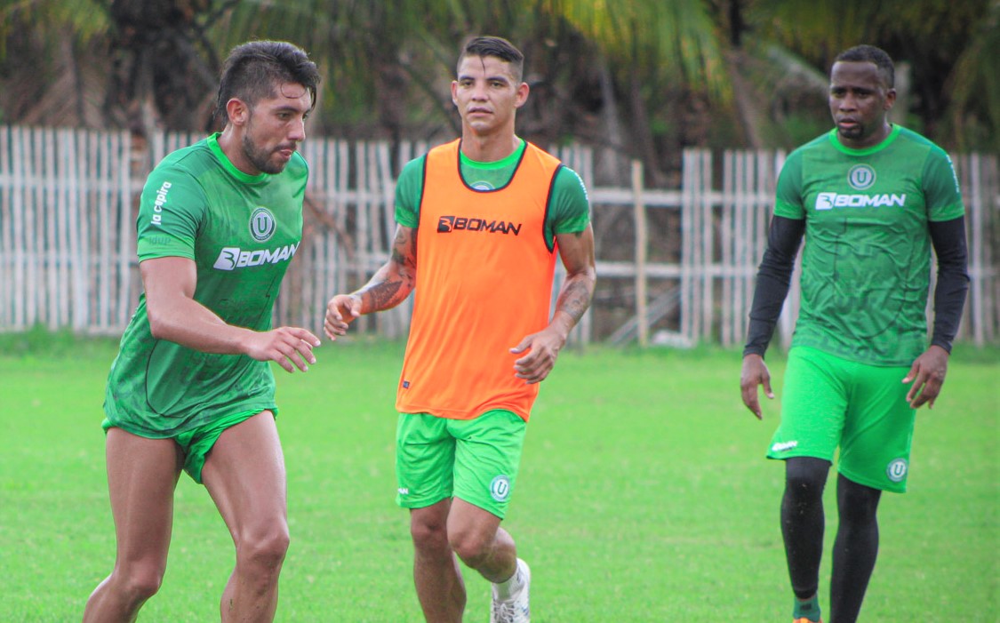 Jugadores de Liga de Portoviejo en un entrenamiento.