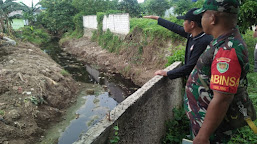 Antisipasi Banjir, Danramil Serang Cek Aliran Sungai di Kaloran Singandaru