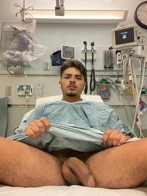 paciente en el hospital desnudo mostrando verga