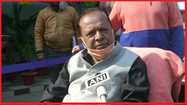 Up Minister Attacked 104 Ex-IAS Retired Officers.