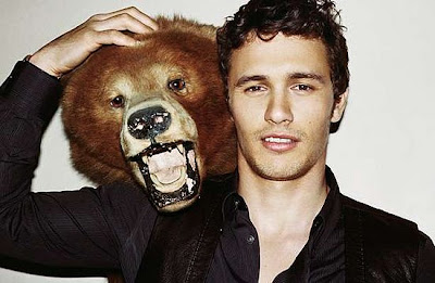 James Franco con un oso disecado