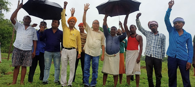  किसानों की समस्याओं को लेकर हेमंत सरकार के खिलाफ किसान के साथ खेत में प्रदर्शन किया गया
