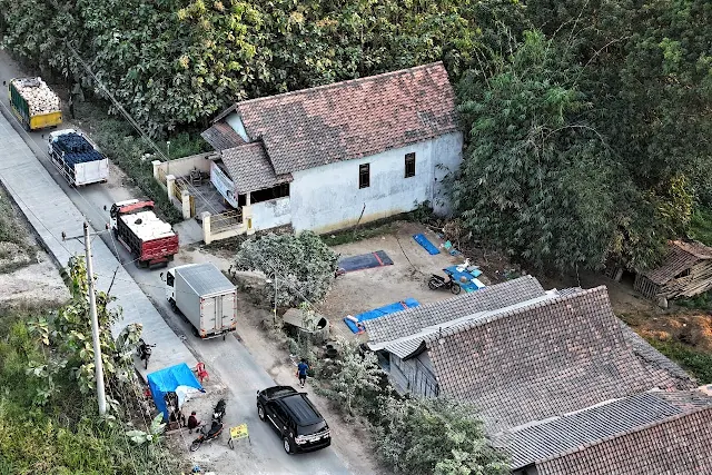 Foto udara sistem buka tutup arus lalu-lintas selama pembangunan jalan rigid beton arah Jatirogo Tuban