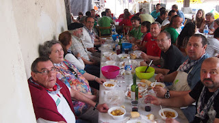 Un centenar de personas disfruta de la comida popular en las fiestas de El Regato
