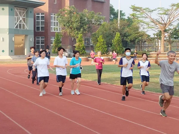 ▲溪湖高中視障生叫林歆璇在同班同學顏振軒的領跑下完成慢跑3圈的心願。（記者林明佑攝）