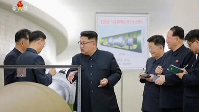 Pemimpin Korut, Kim Jong-un berbincang dengan para peneliti mengenai program senjata nuklir