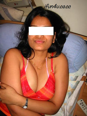 indian girl down blouse real life photos