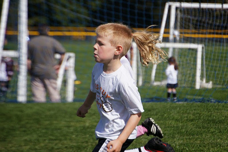 30 Pictures Taken At The Right Moment - Nice ponytail, Son!