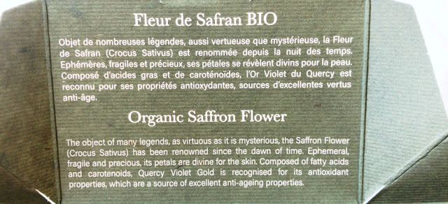 packaging ouvert avec les écrits sur la fleur de safran