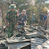 Anggota Koramil 1608-03/Sape Bersihkan Sisa Puing-Puing Pasca Kebakaran Di Desa Sangia Sape 