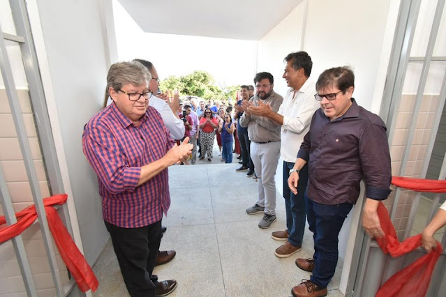 João Azevêdo inaugura mais uma escola para atender 120 alunos de Solânea e entrega restauração de rodovia