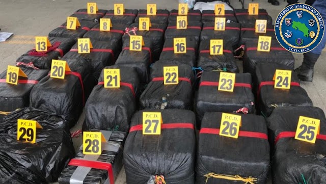 Dos embarcaciones interceptadas, siete hombres capturados y 1.3 toneladas de aparente cocaína decomisadas  