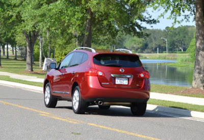 Car-Review-Nissan-Rogue-SL-2011-rear-angle