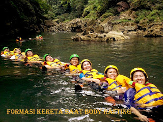 formasi kereta saat body rafting di green canyon