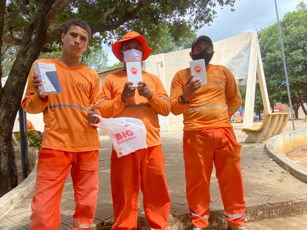 Garis assaltados durante trabalho ganham moto e celulares comprados com vaquinha que arrecadou R$ 20 mil