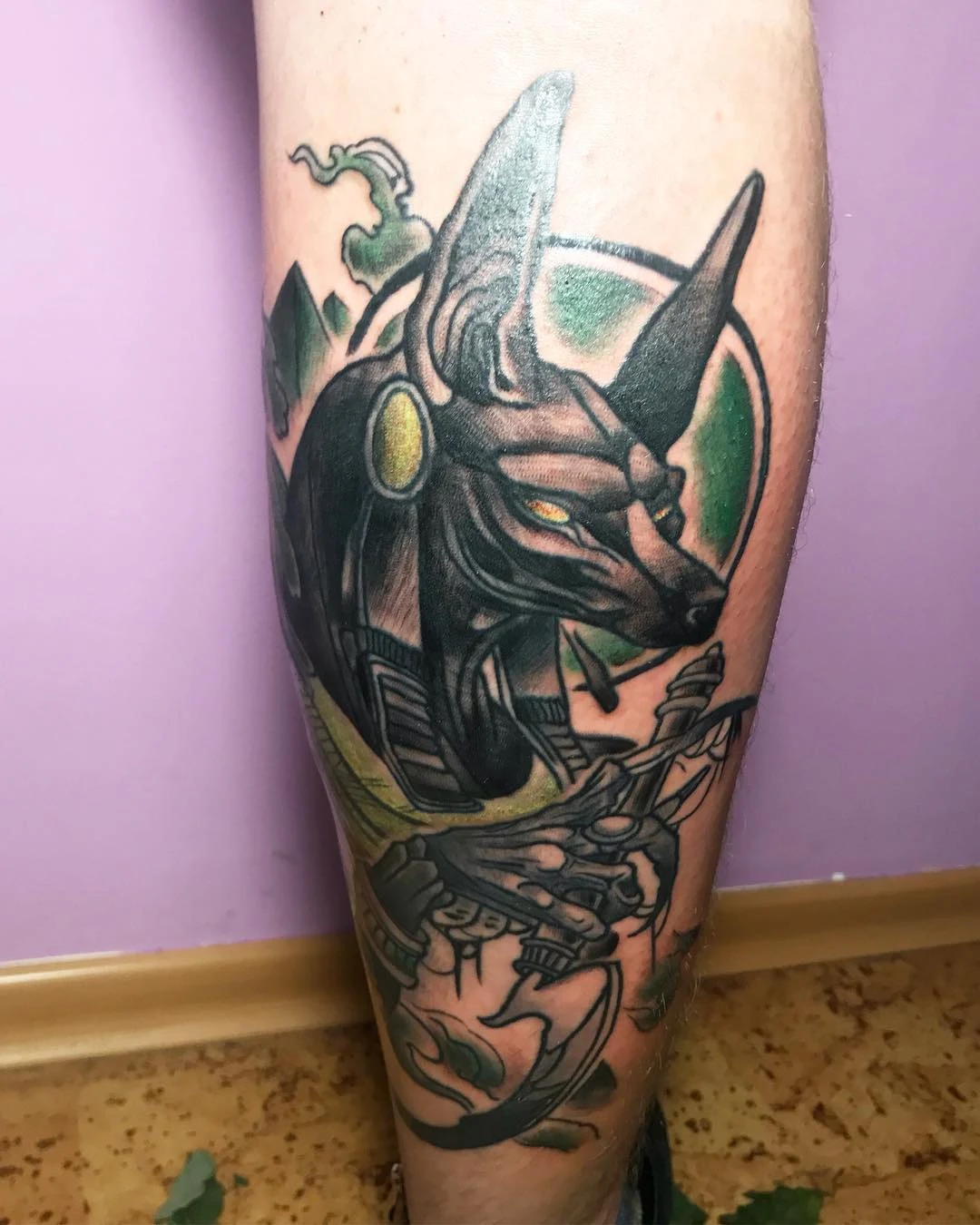 Tatuajes de Anubis en el brazo