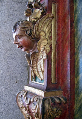 pormenor de uma das paredes do Palácio do Freixo com uma cabeça de anjo em madeira talhada