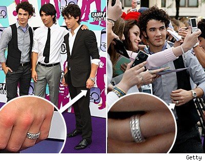 Jonas Brothers have a purity ring ! (and other celebs)