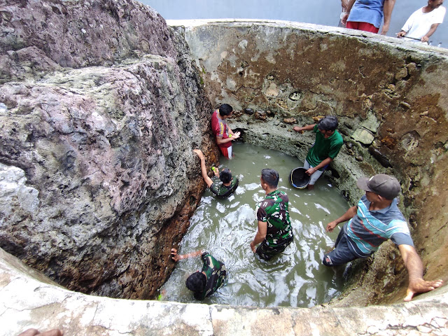 Satgas Yonif 734 Gelar Kegiatan Karya Bakti Pembersihan Sumur di Sirisori Serani.lelemuku.com.jpg