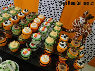 mesa vidro, painel tecido estampa vaca, bicho pelúcia, cupcake bichos