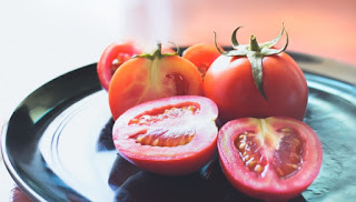 cara menghilangkan kantung mata hitam ( mata panda ) dengan tomat