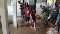 Peduli Pendidikan, Babinsa Ganra Kodim 1423/Soppeng Rem 141/Tp Dam XIV/Hsn Bersama Guru dan Siswa Bersihkan Sekolah Yang Terdampak Banjir