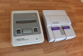 Super Famicom (versão Japonesa) e o Super Nintendo (versão americana)