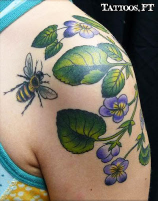 Tatuagens abelha e folhas
