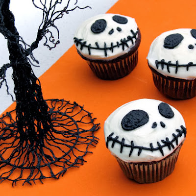  You just need a little imagination and good hands to make these scary but tasty cupcakes. This will be a wonderful treat for Halloween.