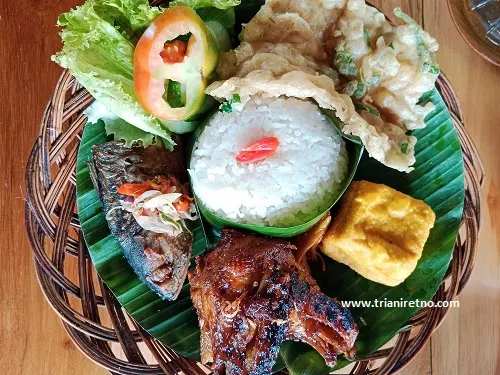 Nasi timbel di rumah makan Sunda di Bandung