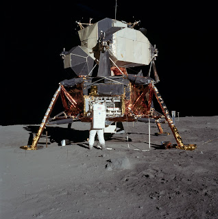 Edwin Aldrin, Ay Örümceği'nin önünde. (Apollo 11)