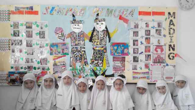 Mading perca limbah plastik dengan tema Sumpah Pemuda oleh 