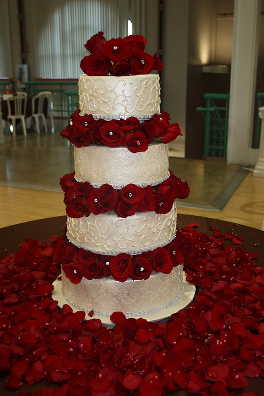 This cake is a perfect example of a classic romantic wedding cake with a 