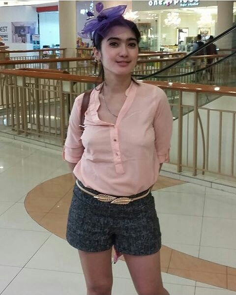 Foto Terbaru Revi Mariska Lagi Di Mall