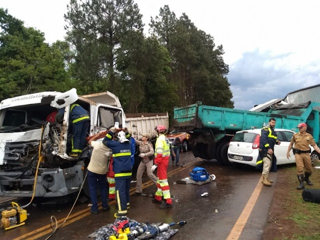  Batida entre três caminhões e um carro mata uma pessoa e fere outras quatro